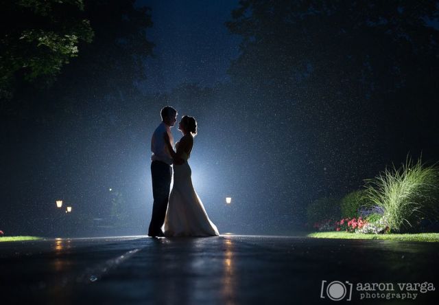 16+ Ide Pre-wedding Malam Hari di Bawah Taburan Bintang dan Sorot Lampu. Romantis!