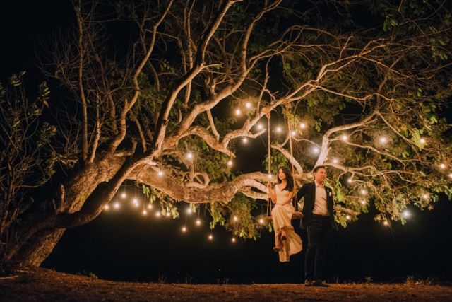 16+ Ide Pre-wedding Malam Hari di Bawah Taburan Bintang dan Sorot Lampu. Romantis!