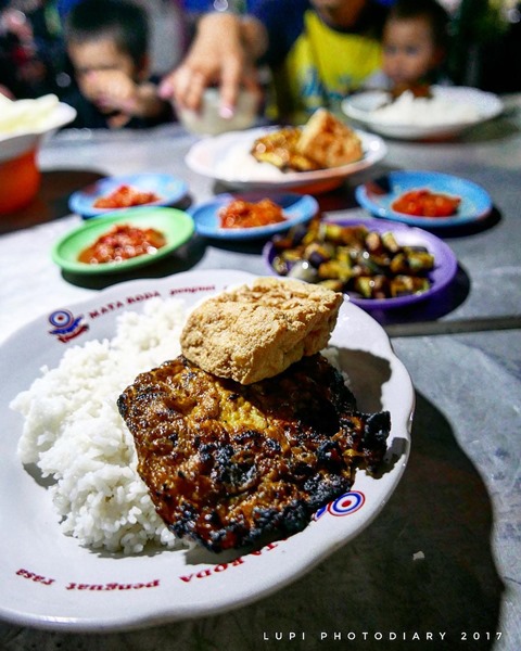 Menu Telor Bakar di Spesial Sambal Mentah “Bu Saring”