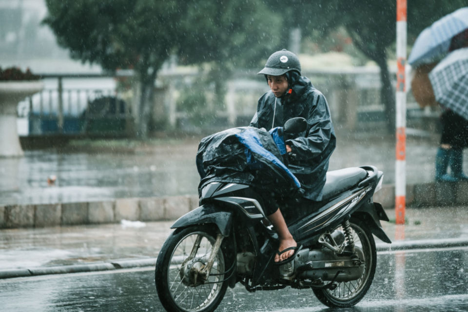 Selain Jas Hujan, 7 Benda Penting ini pun Harus Ada di Bagasi Motormu. Jaga-jaga Kalau Perlu