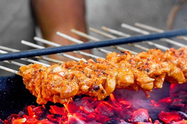 Sate Ayam Merah waktu Dibakar