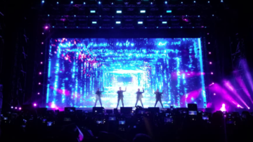 Haru Biru Konser Westlife di Borobudur dan Air Mata Bahagia Penggemar