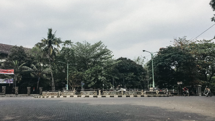 Horornya yang Hobi Lewat Bunderan Hutan UGM: Bau Wangi sampai Hantu Berdendang Lagu ‘Gugur Bunga’