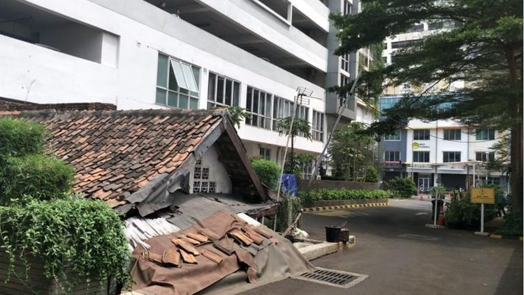 Potret Rumah Reyot di Halaman Apartemen Mewah, 3 Fakta Pemiliknya Ini Bikin Terharu