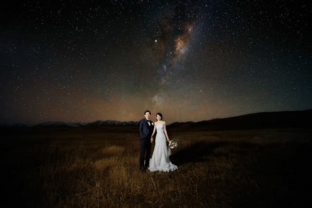 16+ Ide Pre-wedding Malam Hari di Bawah Taburan Bintang dan Sorot Lampu. Romantis!