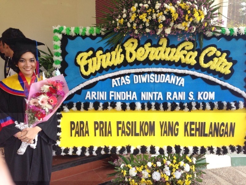 banner wisuda lucu