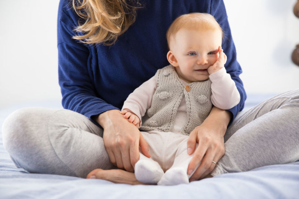 7 Manfaat Luar Biasa Menjemur Bayi di Pagi Hari. Sehat dan Bisa Bikin Dia Happy!