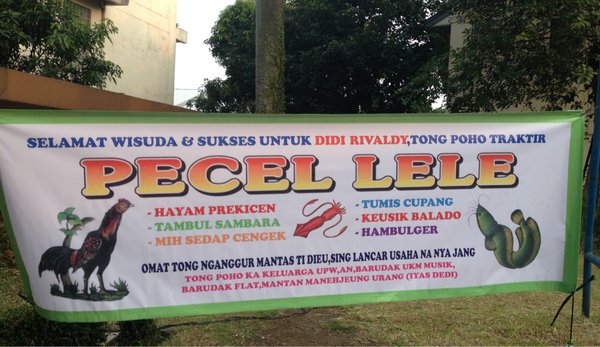 banner wisuda lucu