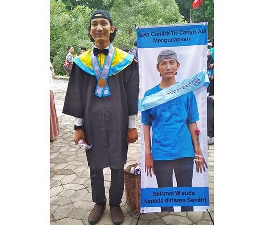 banner wisuda lucu