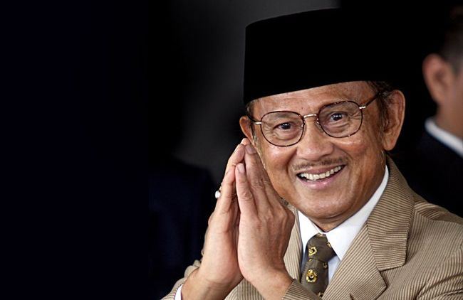 6 Kutipan Cinta dari Eyang Habibie Ini Dijamin Bikin Kamu Baper