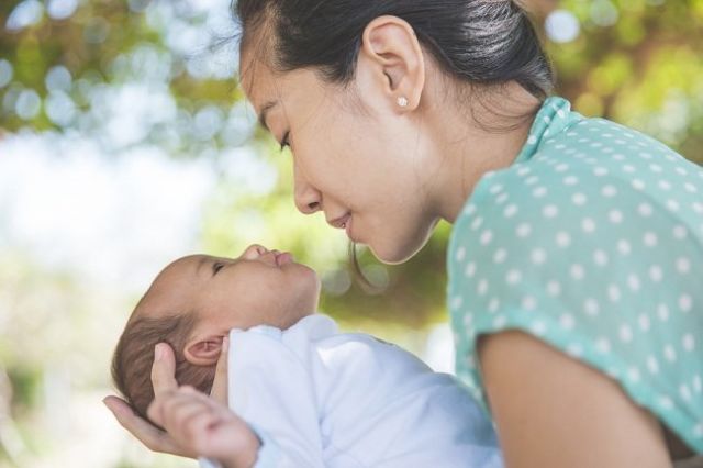 7 Manfaat Luar Biasa Menjemur Bayi di Pagi Hari. Sehat dan Bisa Bikin Dia Happy!