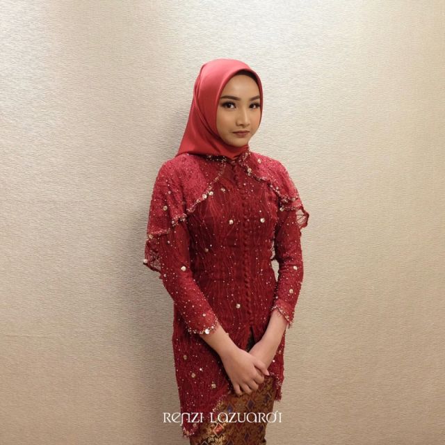 kebaya warna cerah