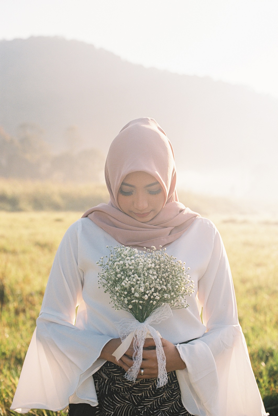 Andai Saja Aku Meninggalkanmu dari Dulu, Mungkin Kamu Hanya Akan Jadi Butiran Debu