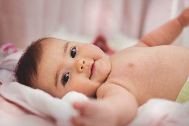 7 Manfaat Luar Biasa Menjemur Bayi di Pagi Hari. Sehat dan Bisa Bikin Dia Happy!