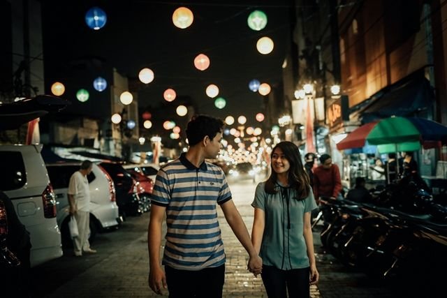 16+ Ide Pre-wedding Malam Hari di Bawah Taburan Bintang dan Sorot Lampu. Romantis!