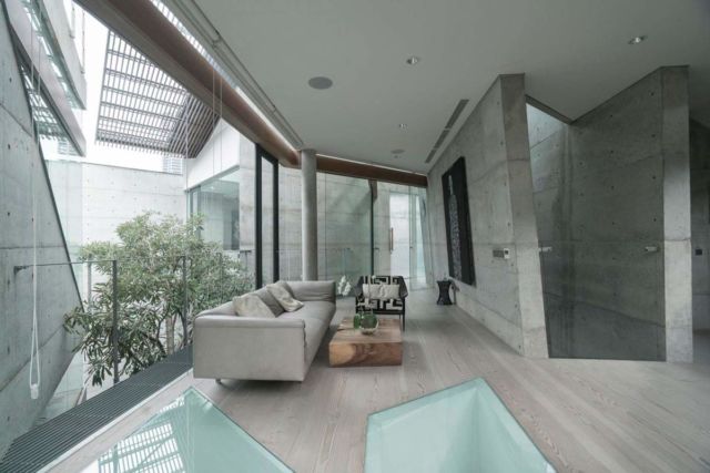 Ruang keluarga industrial JS House di Jakarta karya Studio TonTon