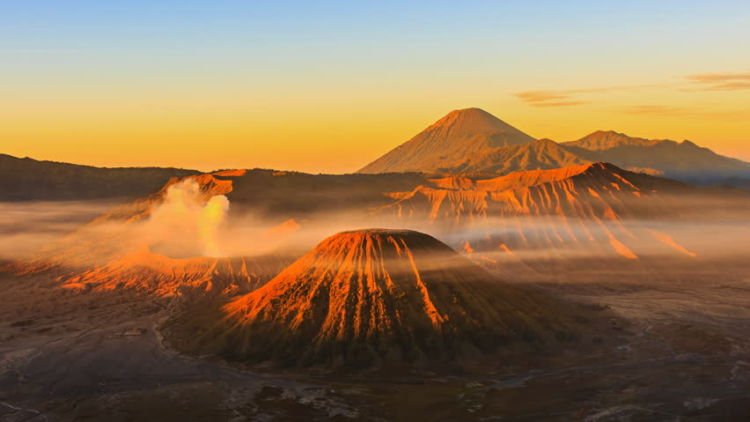 Bukit Penanjakan Bromo Kebakaran Hingga 10 Hektar Ludes Terbakar. Jangan ke Sana Dulu Deh!