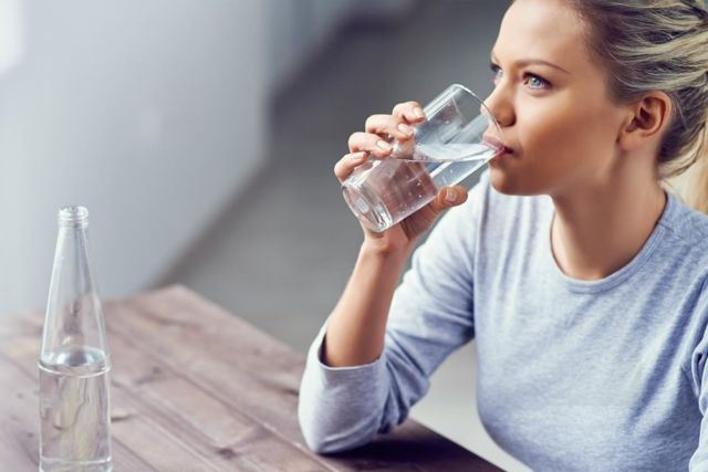 Seorang Wanita Minum Air Bersih