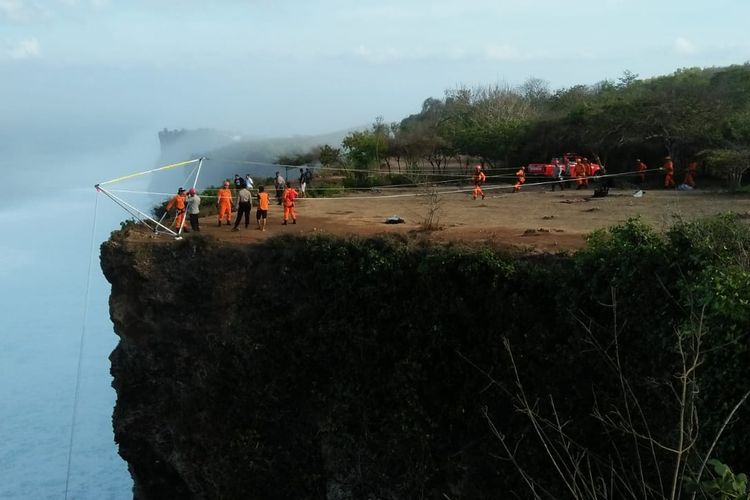 Turis Asal Belarusia Jatuh dari Tebing di Bali Saat Foto Selfie. Jasadnya Belum Ditemukan Hingga Kini