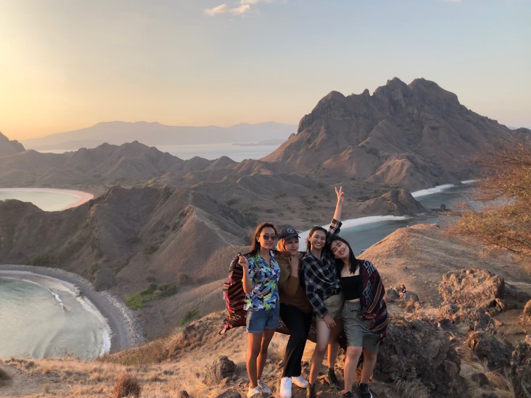 Menyaksikan Keindahan Sunset di Pulau Padar. Senja Terindah di Taman Nasional Komodo