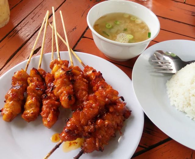 Sajian Sate Ayam Merah dengan Kuah dan Nasi - Photo by Marisa Prima