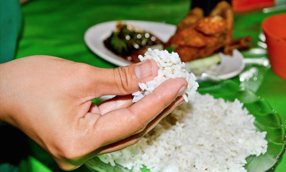 Sering Dianggap Kampungan, Padahal Makan Pakai Tangan Punya 6 Manfaat Mencengangkan ini