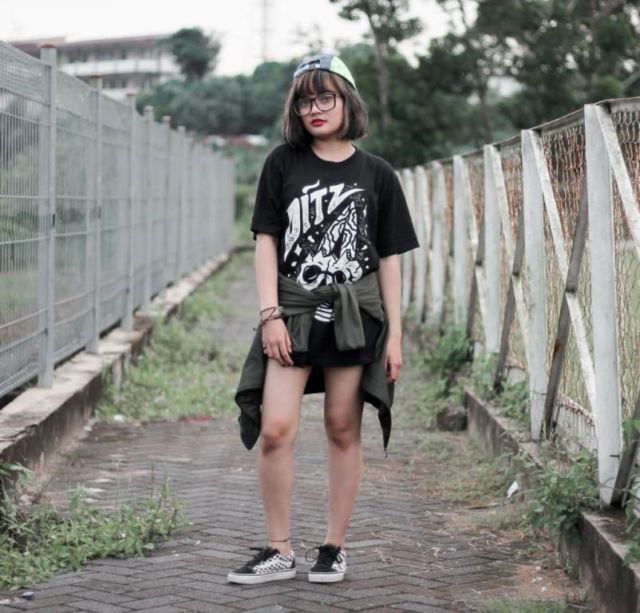 kaos hitam dengan hot pants