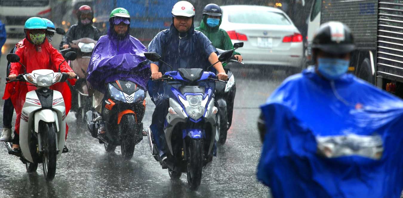 5 Bahaya Pakai Jas Hujan Ponco. Meski Banyak Risikonya, tapi Masih Jadi Favorit Banyak Orang