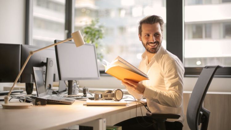 Meskipun Nggak Sesuai Passion, 5 Hal Ini Bikin Kamu Betah di Kantor