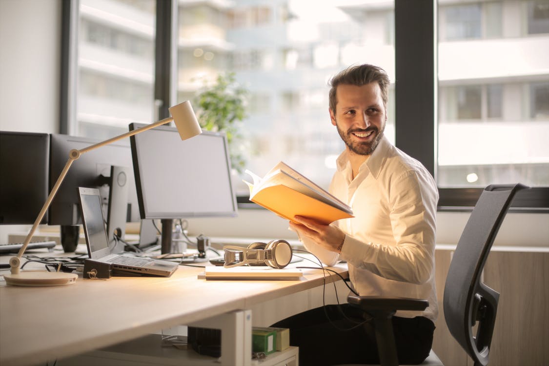 Meskipun Nggak Sesuai Passion, 5 Hal Ini Bikin Kamu Betah di Kantor