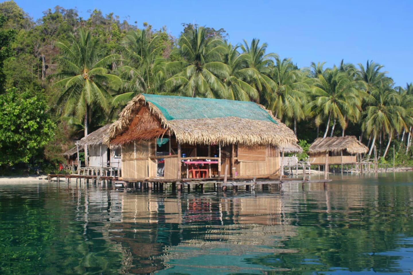 7 Penginapan Pinggir Pantai di Raja Ampat yang Harganya Cuma 500 Ribuan, Nggak Semua Mahal Kok