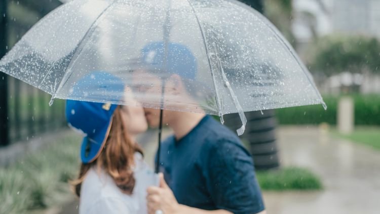 Sebuah Cerita Tentang Aku dan Kamu Kala Hujan yang Tersimpan Rapi di dalam Kenangan