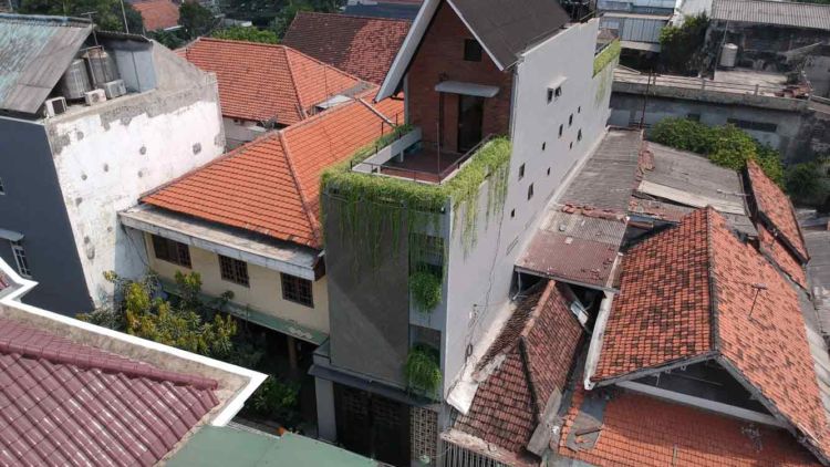 Mengintip C-Guesthouse Surabaya, Kosan Gaya Industrialis yang Dibangun di Atas Lahan Sempit