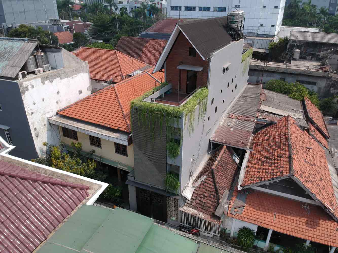 Mengintip C-Guesthouse Surabaya, Kosan Gaya Industrialis yang Dibangun di Atas Lahan Sempit