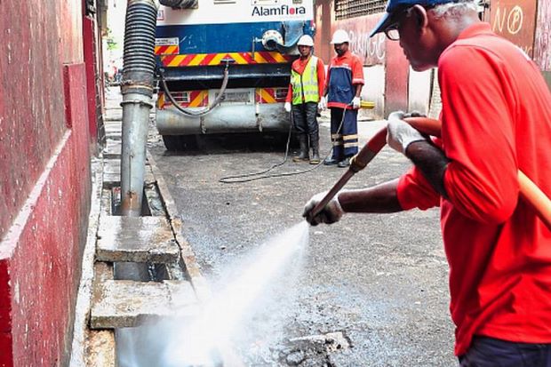 Selokan Sedang Dibersihkan