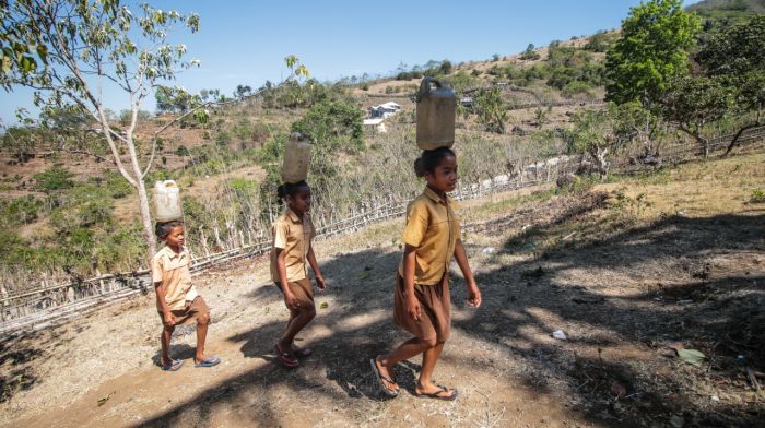 Kisah Pilu dari Flores, Siswa-siswi Jalan 5 Kilometer sambil Pikul Air Hanya untuk Siram WC Sekolah