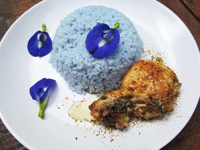 Nasi biru dengan pewarna alami (Bunga Telang)