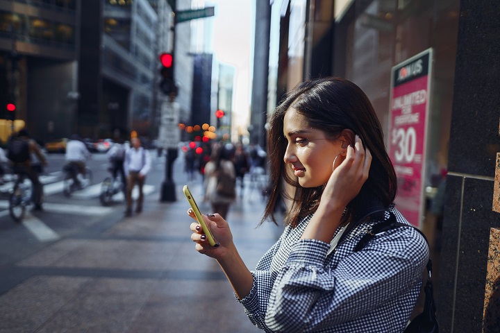 6 Tanda Sebenarnya Dia Nggak Sibuk-Sibuk Amat, Tapi Memang Malas Balas Chat Kamu