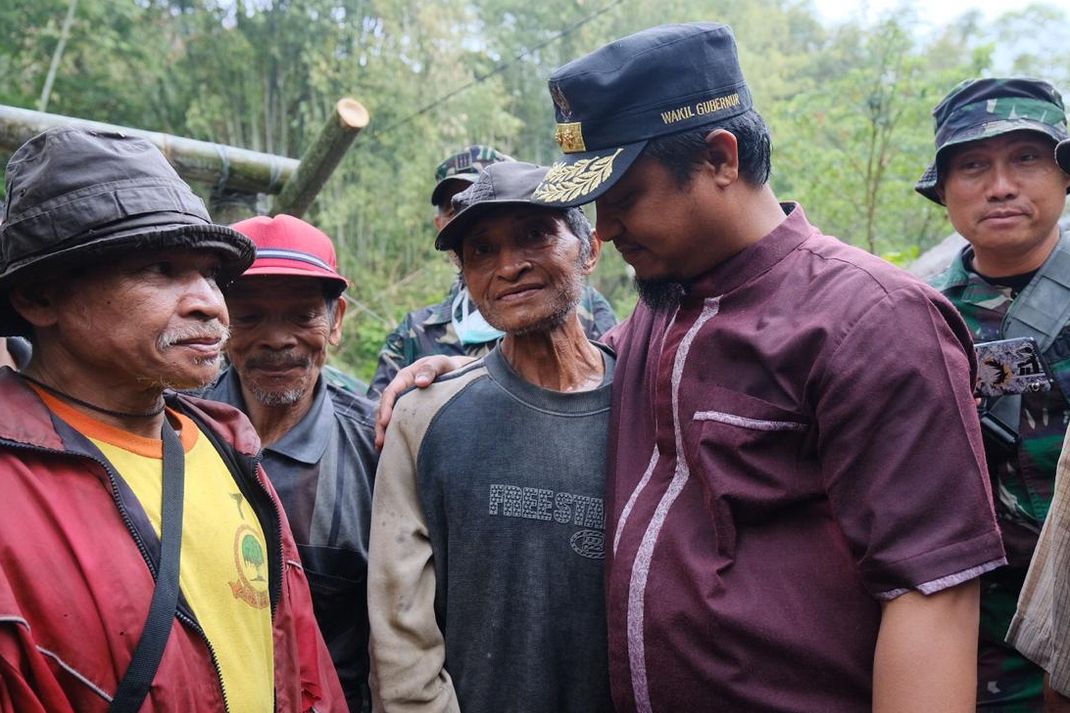 Berbekal Linggis, Kakek Samsul Kikis Gunung untuk Jalan Desa Seorang Diri. Bukti Semua Mungkin di Dunia Ini