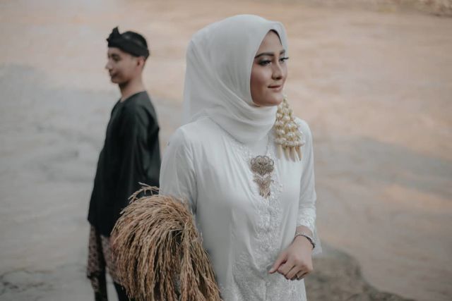 12 Ide Pre-wedding dalam Pakaian Tradisional Tanpa Bersentuhan. Estetik dan Terasa Sakralnya!