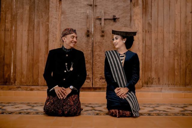 12 Ide Pre-wedding dalam Pakaian Tradisional Tanpa Bersentuhan. Estetik dan Terasa Sakralnya!