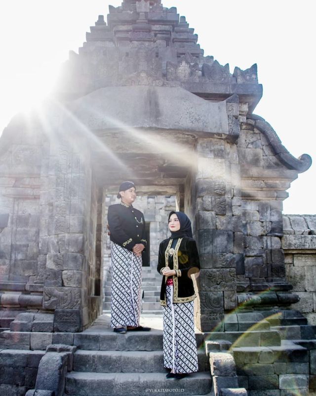 12 Ide Pre-wedding dalam Pakaian Tradisional Tanpa Bersentuhan. Estetik dan Terasa Sakralnya!