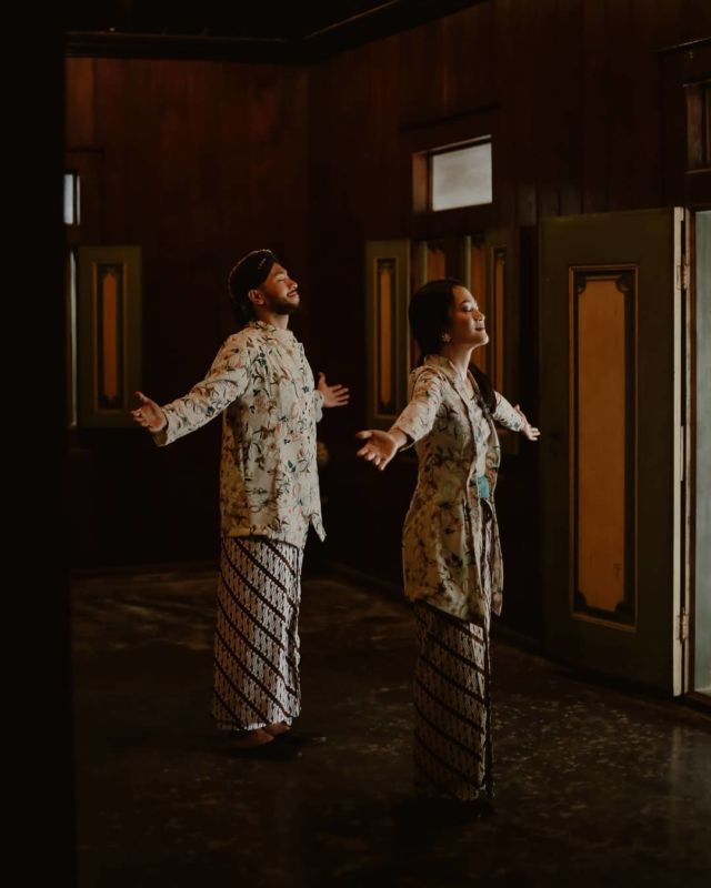 12 Ide Pre-wedding dalam Pakaian Tradisional Tanpa Bersentuhan. Estetik dan Terasa Sakralnya!