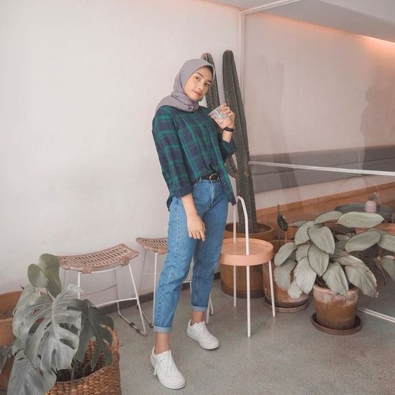 OOTD Style Kemeja, Jeans & Sneakers Kekinian