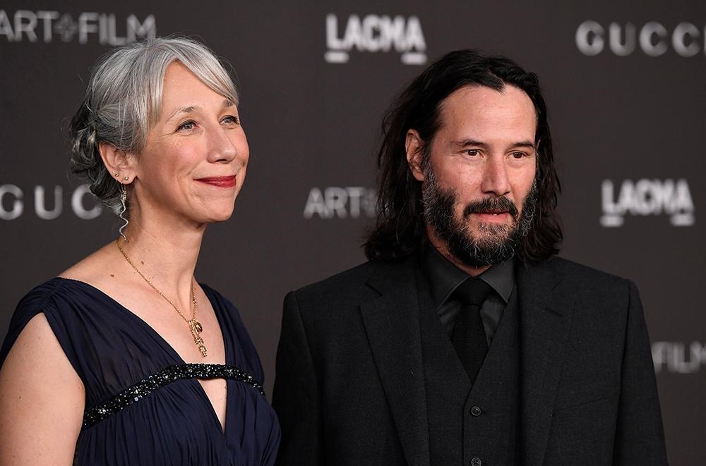 Menyendiri Selama 20 Tahun, Keanu Reeves Akhirnya Move On dan Kenalkan Kekasihnya ke Publik