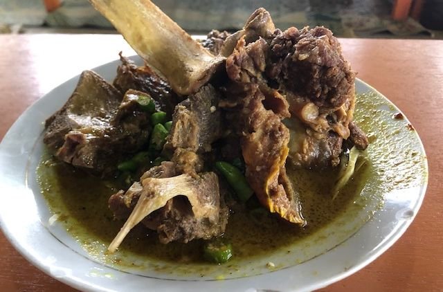 Review Kuliner: Tengkleng Gajah, Menu Super Jumbo yang Menggugah Selera. Rasanya Lezat dan Mantap!