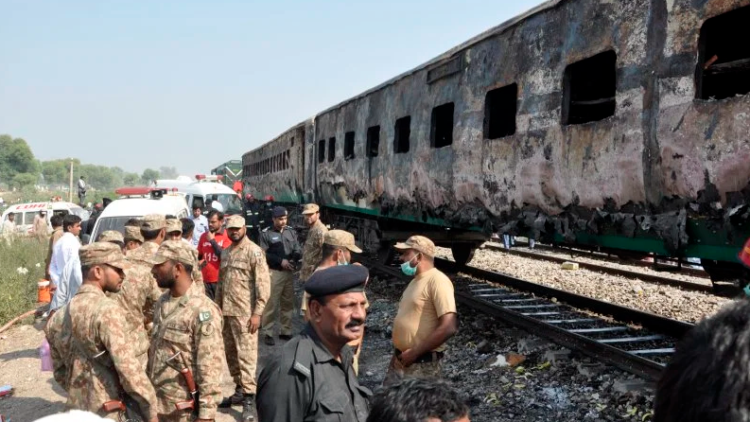 Nahas, Kereta Terbakar di Pakistan Gara-gara Kompor Meledak. Total 71 Orang Meninggal Dunia!