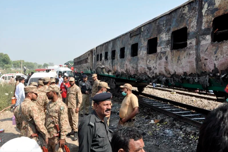 Nahas, Kereta Terbakar di Pakistan Gara-gara Kompor Meledak. Total 71 Orang Meninggal Dunia!