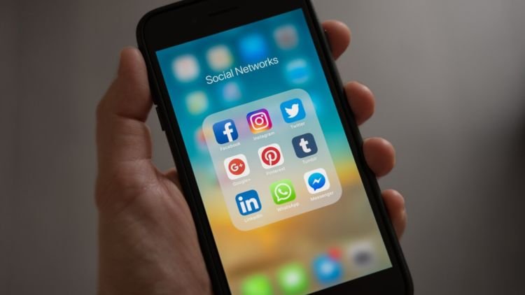 5 Tanda Kalau Kamu Adalah Social Media Addict