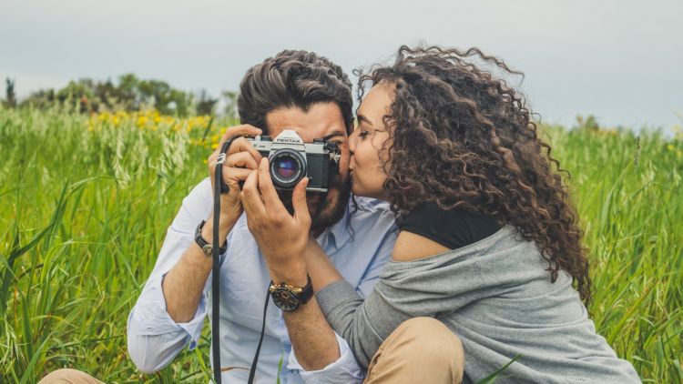 Merasakan Jatuh Cinta yang Pertama, Setelah Melalui Hubungan yang Biasa Saja